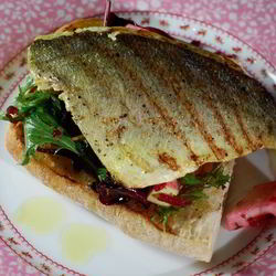 Рецепт Тостов с рыбой карри и свекольным салатом