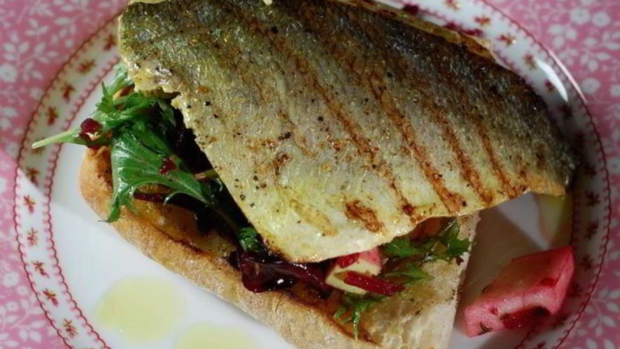 Рецепт тостов с рыбой карри и свекольным салатом