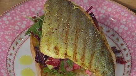 Рецепт тостов с рыбой карри и свекольным салатом