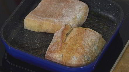 Рецепт тостов с рыбой карри и свекольным салатом