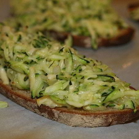 Рецепт Тостов с цукини, сыром и луком
