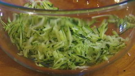 Рецепт тостов с цукини, сыром и луком