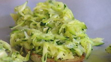 Рецепт тостов с цукини, сыром и луком