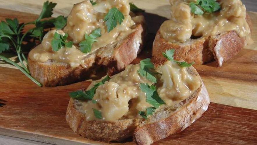 Рецепт тостов с цветной капустой в сырном соусе