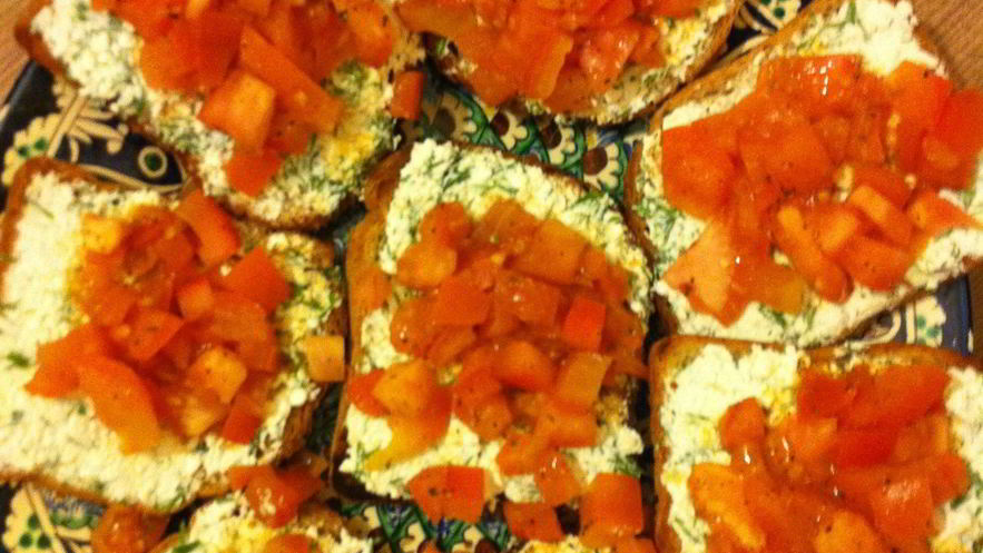 Рецепт тостов с творогом, чесноком и зеленью