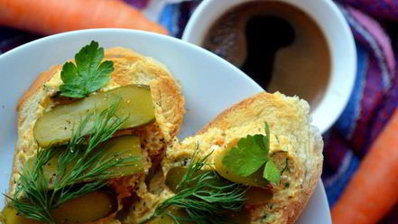 Рецепт тостов с творожно-овощной пастой