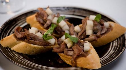 Рецепт тостов с уткой и грушей