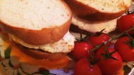 Рецепт тостов с ветчиной и овощами