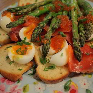 Рецепт Тостов с яйцами, спаржей, копченой семгой и красной икрой