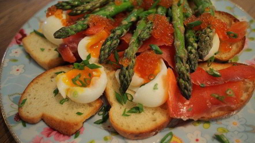 Рецепт тостов с яйцами, спаржей, копченой семгой и красной икрой