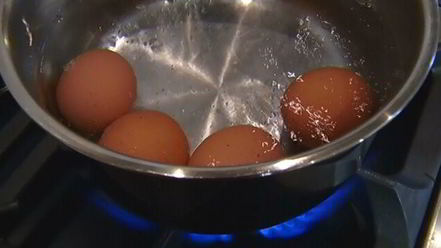 Рецепт тостов с яйцами, спаржей, копченой семгой и красной икрой