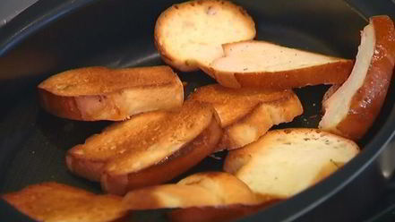 Рецепт тостов с яйцами, спаржей, копченой семгой и красной икрой