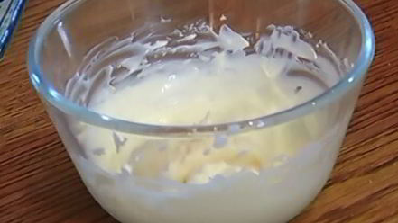 Рецепт тостов с яйцами, спаржей, копченой семгой и красной икрой