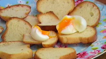 Рецепт тостов с яйцами, спаржей, копченой семгой и красной икрой