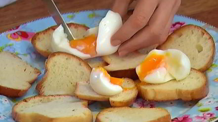 Рецепт тостов с яйцами, спаржей, копченой семгой и красной икрой