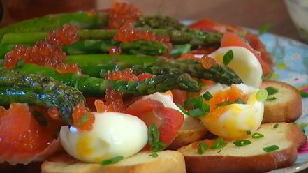Рецепт тостов с яйцами, спаржей, копченой семгой и красной икрой