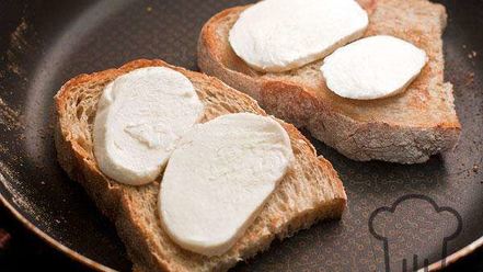 Рецепт тостов с яйцом-пашот и моцареллой