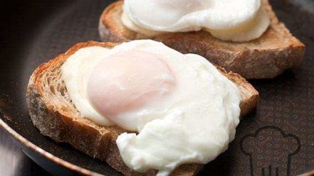 Рецепт тостов с яйцом-пашот и моцареллой