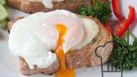 Рецепт тостов с яйцом-пашот и моцареллой
