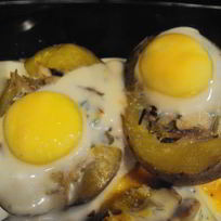 Фаршированный картофель с глазуньей