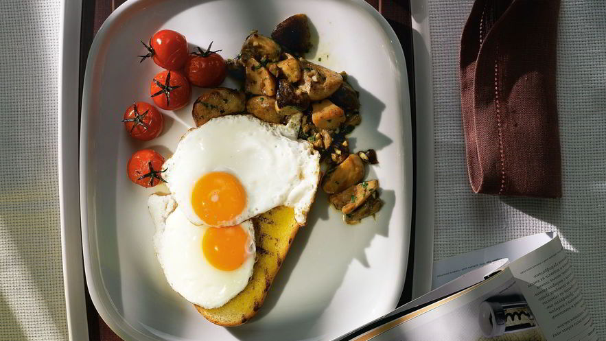 Рецепт глазуньи с белыми грибами и печеными помидорами