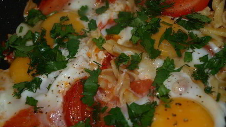 Рецепт глазуньи с макаронами и помидором