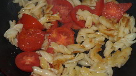 Рецепт глазуньи с макаронами и помидором