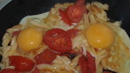 Рецепт глазуньи с макаронами и помидором