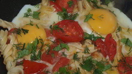 Рецепт глазуньи с макаронами и помидором