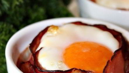 Рецепт глазуньи с сыром и помидорами в беконе