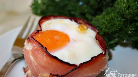 Рецепт глазуньи с сыром и помидорами в беконе