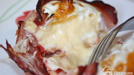 Рецепт глазуньи с сыром и помидорами в беконе