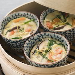 Рецепт Печеной яичницы с креветками в сметанном соусе