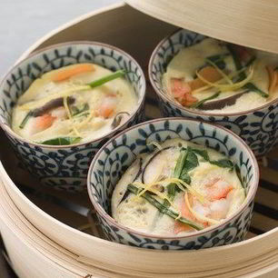 Рецепт Печеной яичницы с креветками в сметанном соусе