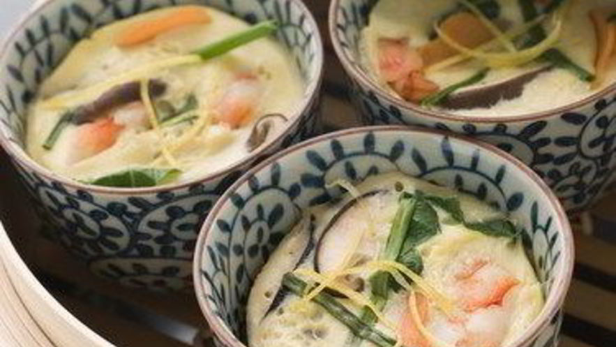 Рецепт печеной яичницы с креветками в сметанном соусе