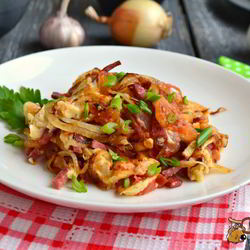 Рецепт Яичницы-болтуньи с колбасой и помидорами