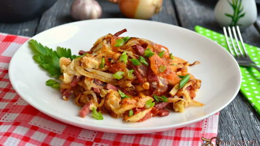 Рецепт яичницы-болтуньи с колбасой и помидорами