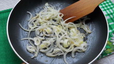 Рецепт яичницы-болтуньи с колбасой и помидорами