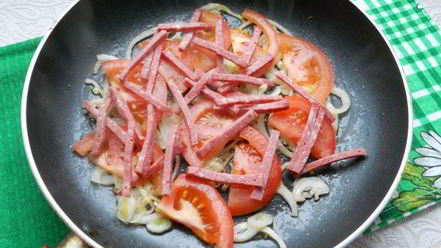 Рецепт яичницы-болтуньи с колбасой и помидорами