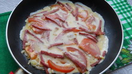 Рецепт яичницы-болтуньи с колбасой и помидорами