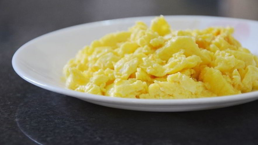 Рецепт яичницы-болтуньи с сыром