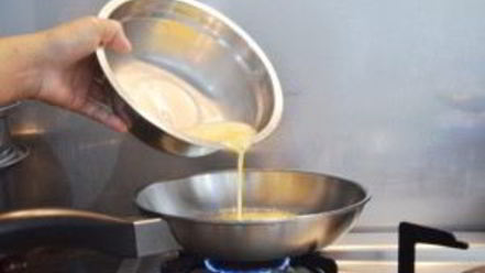 Рецепт яичницы-болтуньи с сыром