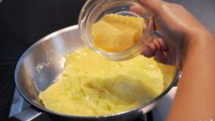 Рецепт яичницы-болтуньи с сыром