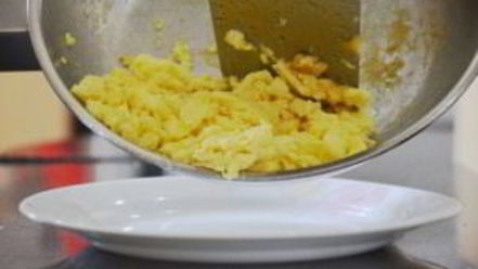 Рецепт яичницы-болтуньи с сыром