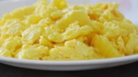 Рецепт яичницы-болтуньи с сыром