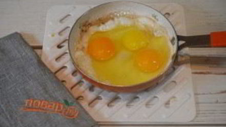 Рецепт яичницы с беконом и авокадо