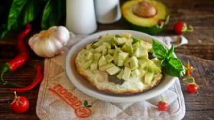 Рецепт яичницы с беконом и авокадо