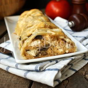 Рецепт Яичницы с филе и грибами в слоеном тесте