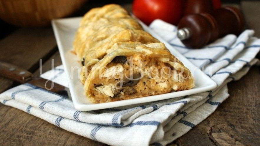 Рецепт яичницы с филе и грибами в слоеном тесте