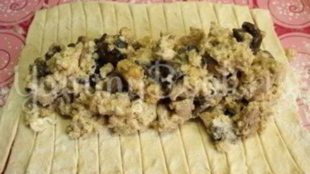 Рецепт яичницы с филе и грибами в слоеном тесте